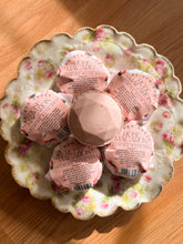 Load image into Gallery viewer, Rose Macaron Foaming Bath Drop
